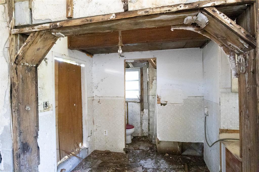 4711 Rio Grande Avenue Orlando, FL 32839 - Photo 23 of 38 a view of a walk in closet