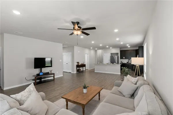$2,300 | 1925 Viva Road, Bryan, TX 77807