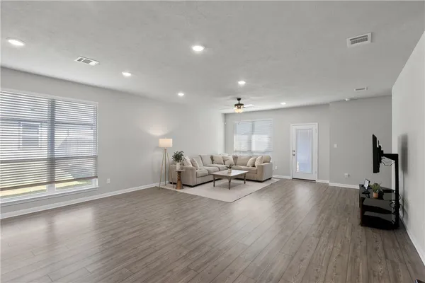 $2,300 | 1925 Viva Road, Bryan, TX 77807