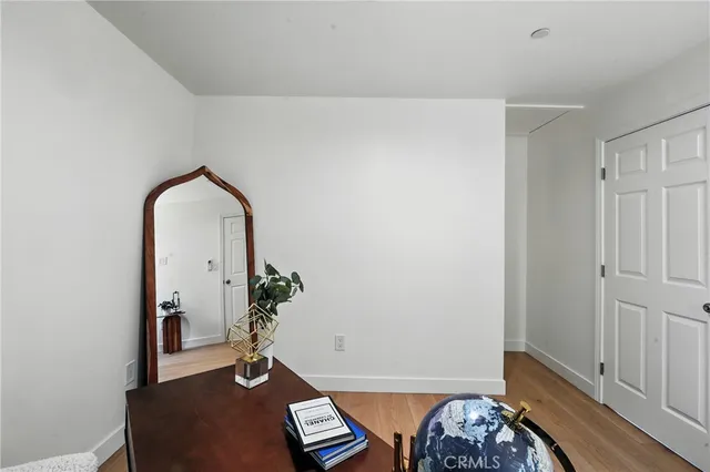 a view of livingroom with furniture