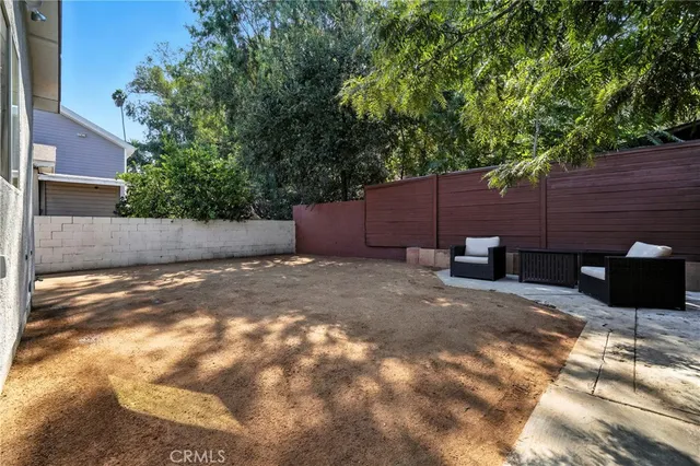 a view of a backyard