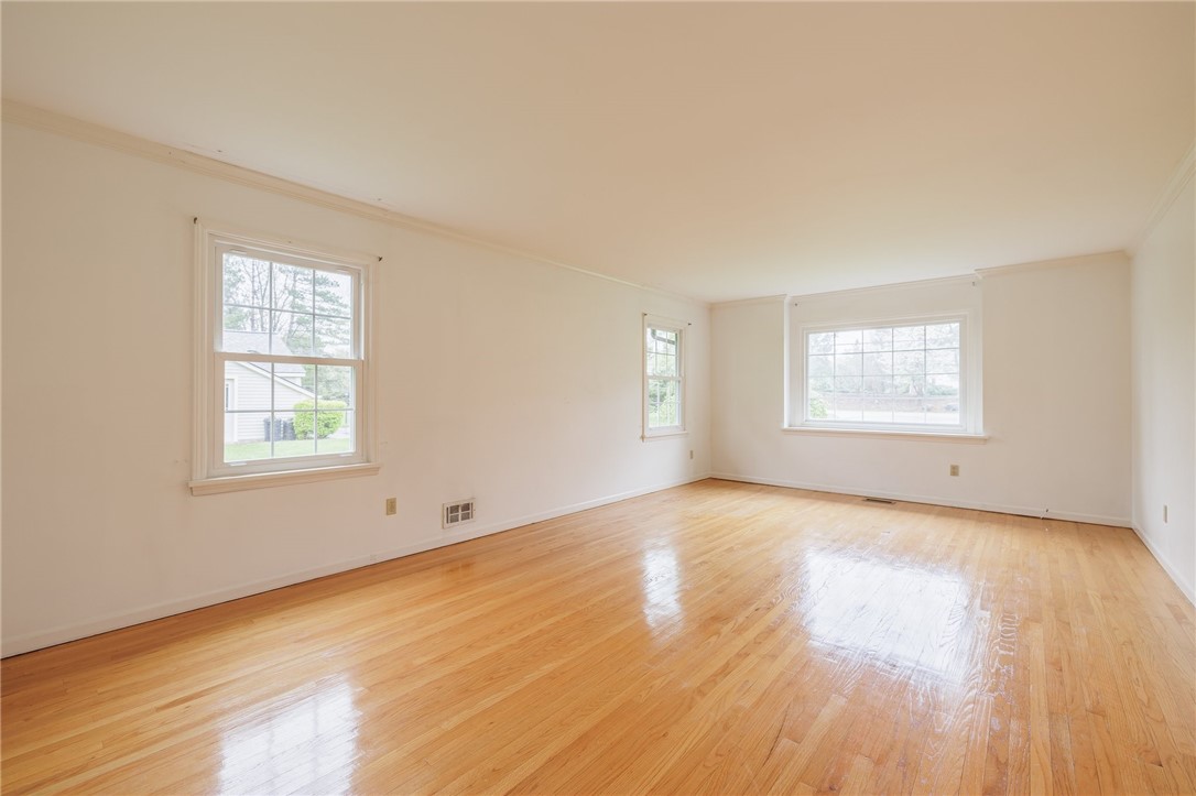 460 Stone Road Pittsford, NY 14534 - Photo 10 of 37