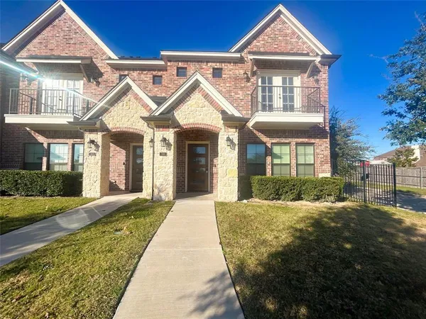 $2,195 | 300 Brothers Boulevard, Red Oak, TX 75154