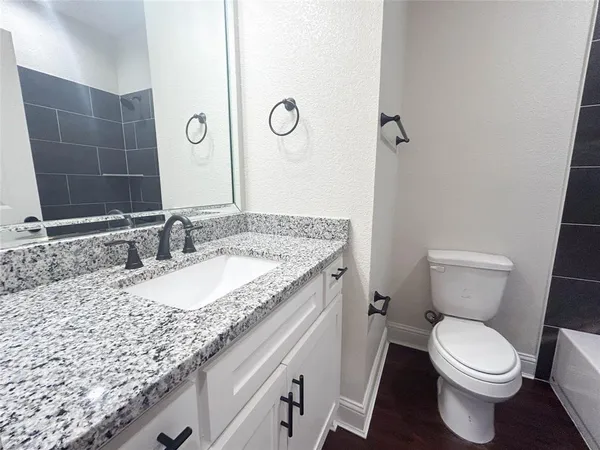 $2,195 | 300 Brothers Boulevard, Red Oak, TX 75154