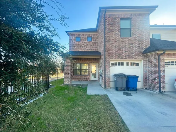 $2,195 | 300 Brothers Boulevard, Red Oak, TX 75154