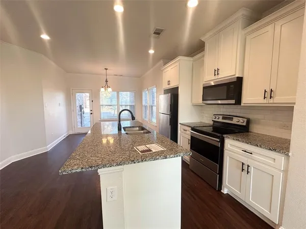 $2,195 | 300 Brothers Boulevard, Red Oak, TX 75154