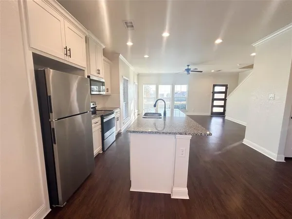 $2,195 | 300 Brothers Boulevard, Red Oak, TX 75154