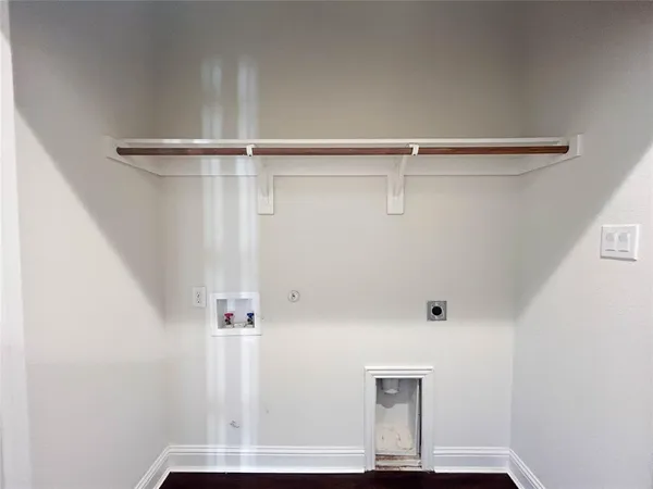 $2,195 | 300 Brothers Boulevard, Red Oak, TX 75154