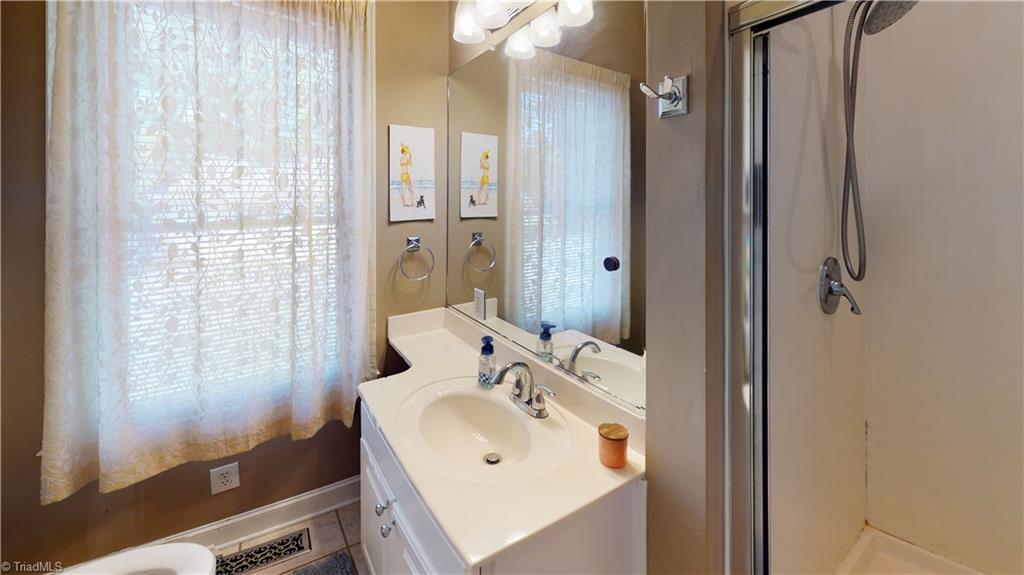 805 East Country Club Road Mount Airy, NC 27030 - Photo 27 of 42 Hall bath