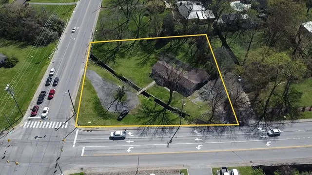 a view of a yard with street