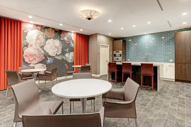 a view of livingroom with furniture