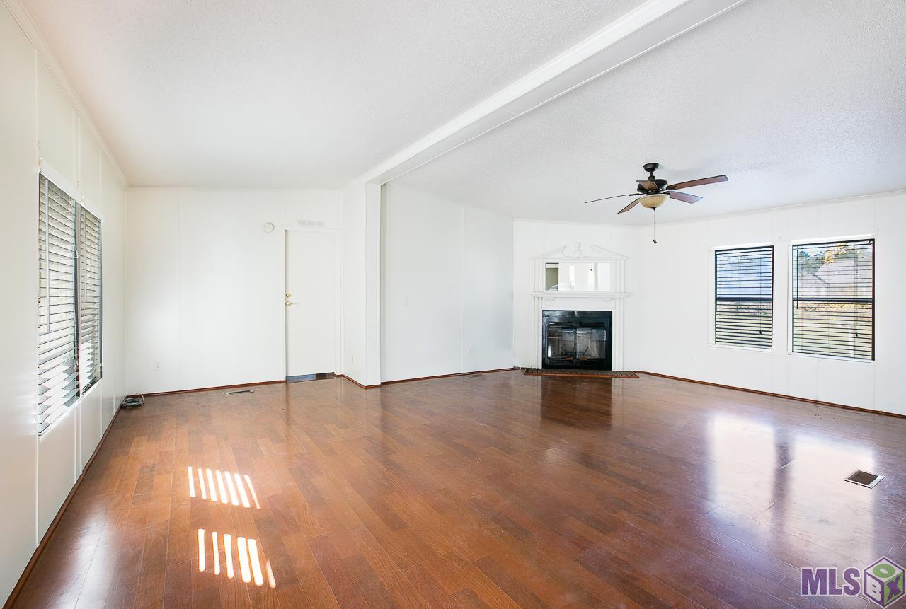 33909 Clinton Allen Road Denham Springs, LA 70706 - Photo 6 of 22 Living room