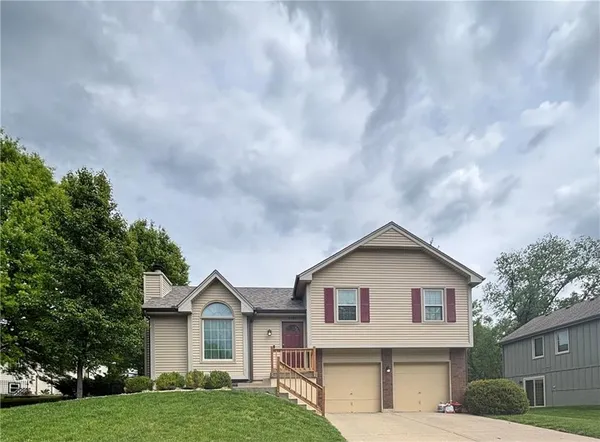 $325,000 | 6499 Northwest Valley Drive, Kansas City, MO 64152