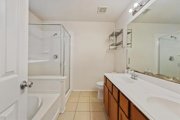 a view of empty room with window