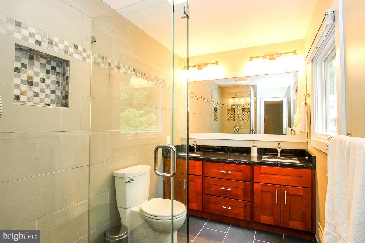 11401 Hook Road Reston, VA 20190 - Photo 17 of 30 Bath (Master)