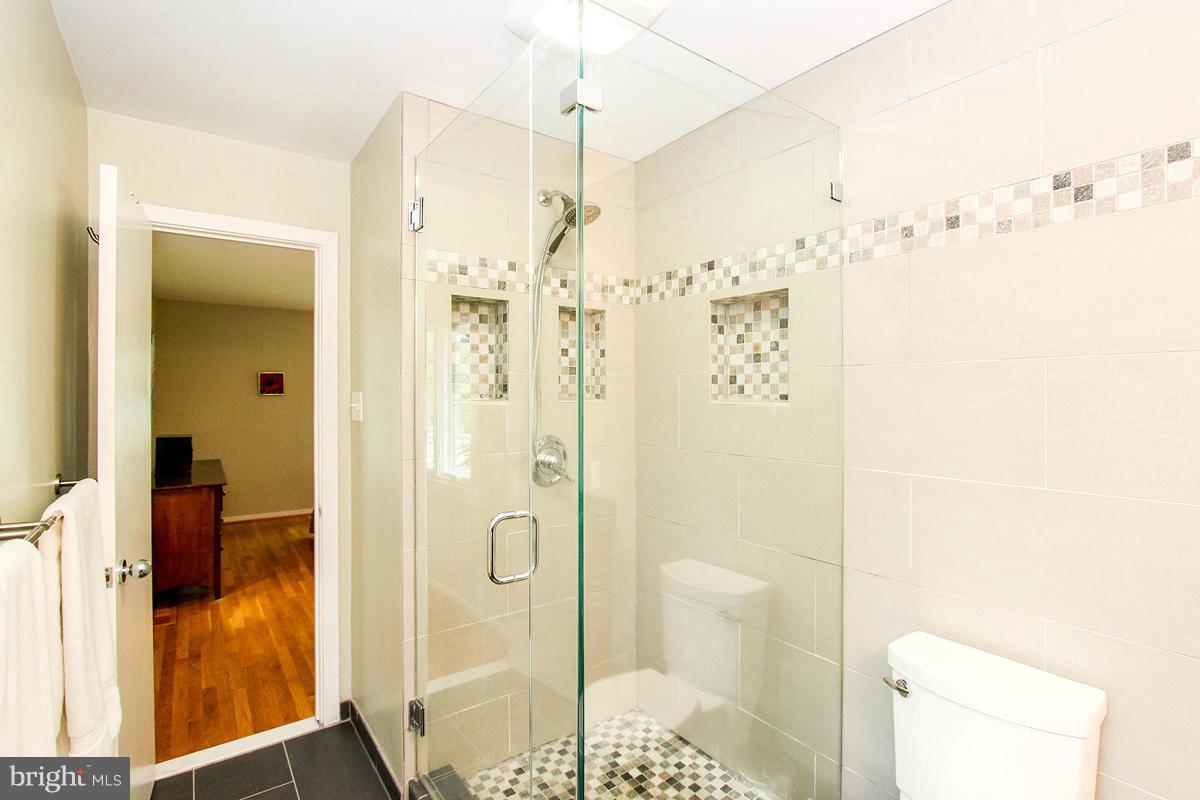 11401 Hook Road Reston, VA 20190 - Photo 18 of 30 Bath (Master)