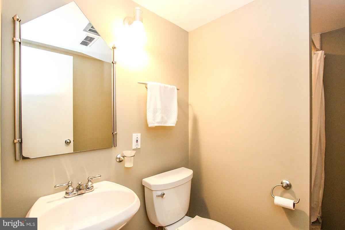 11401 Hook Road Reston, VA 20190 - Photo 26 of 30 Bath