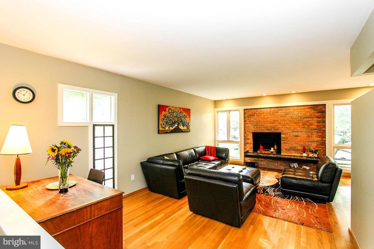 11401 Hook Road Reston, VA 20190 - Photo 4 of 30 Living Room