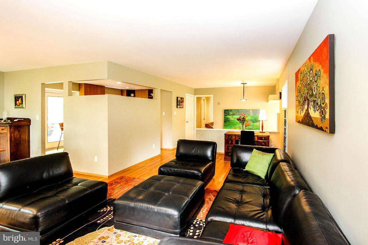 11401 Hook Road Reston, VA 20190 - Photo 6 of 30 Living Room