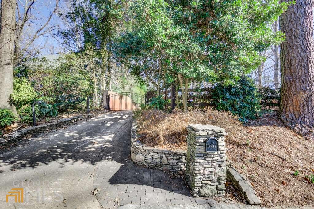 a view of a back yard