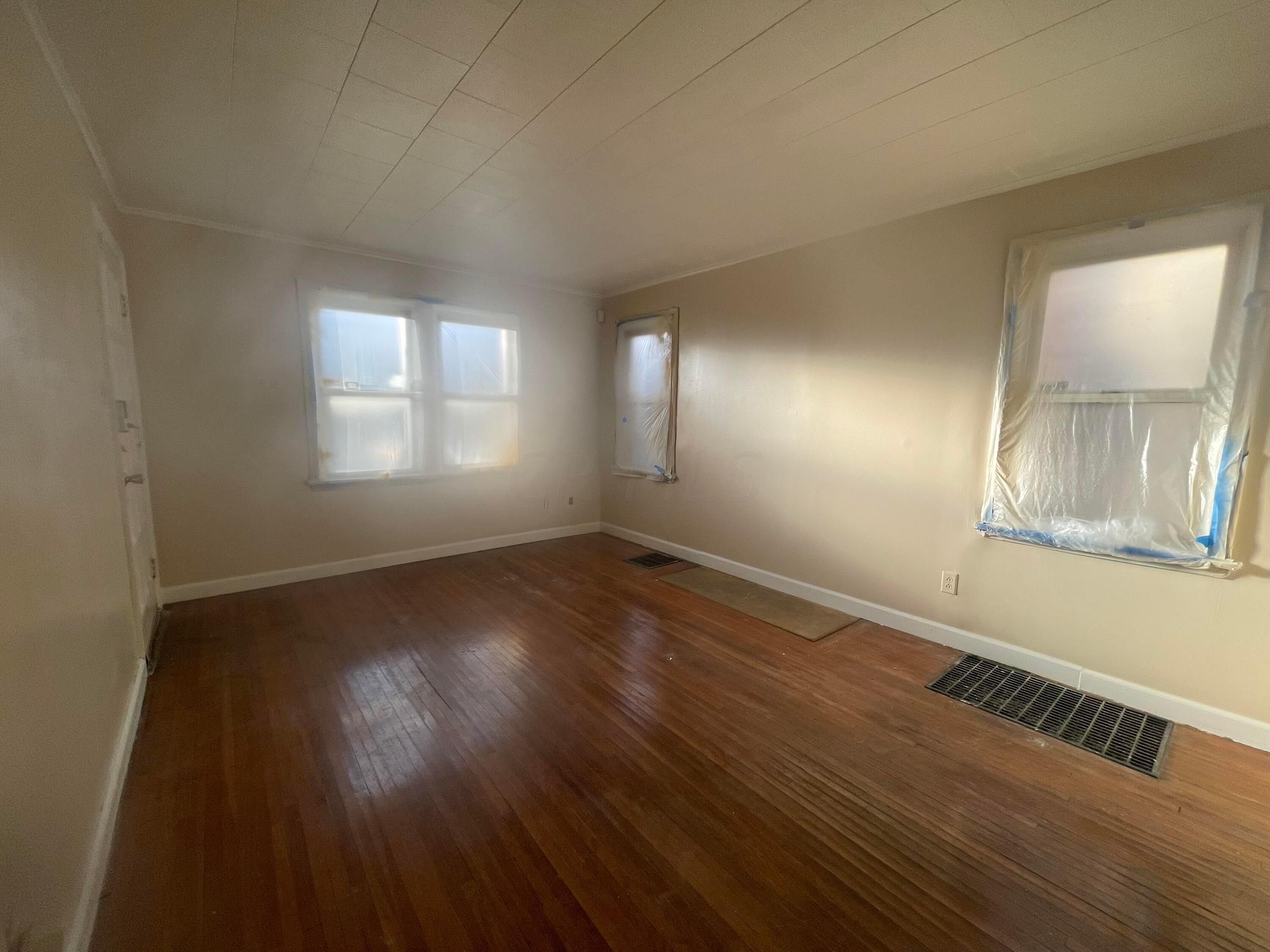 1426 Lockbourne Road Columbus, OH 43206 - Photo 2 of 14 Hardwood Floors