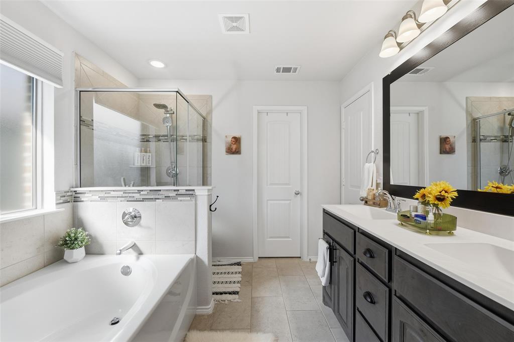 725 Sandy Chip Trail Fort Worth, TX 76108 - Photo 20 of 30 a bathroom with a tub sink and mirror