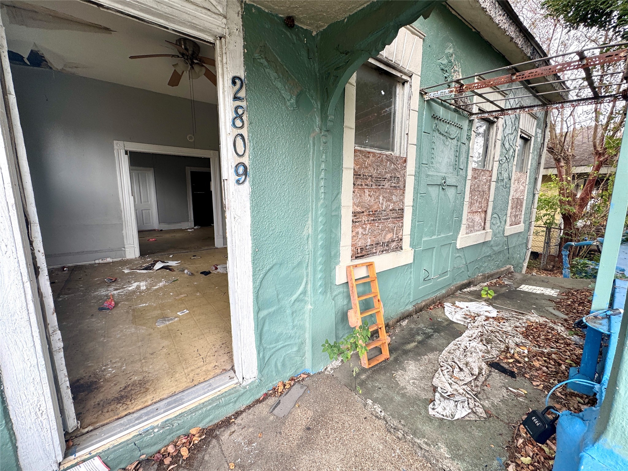 2809 Engelke Street Houston, TX 77003 - Photo 6 of 17 a view of a porch with a bench