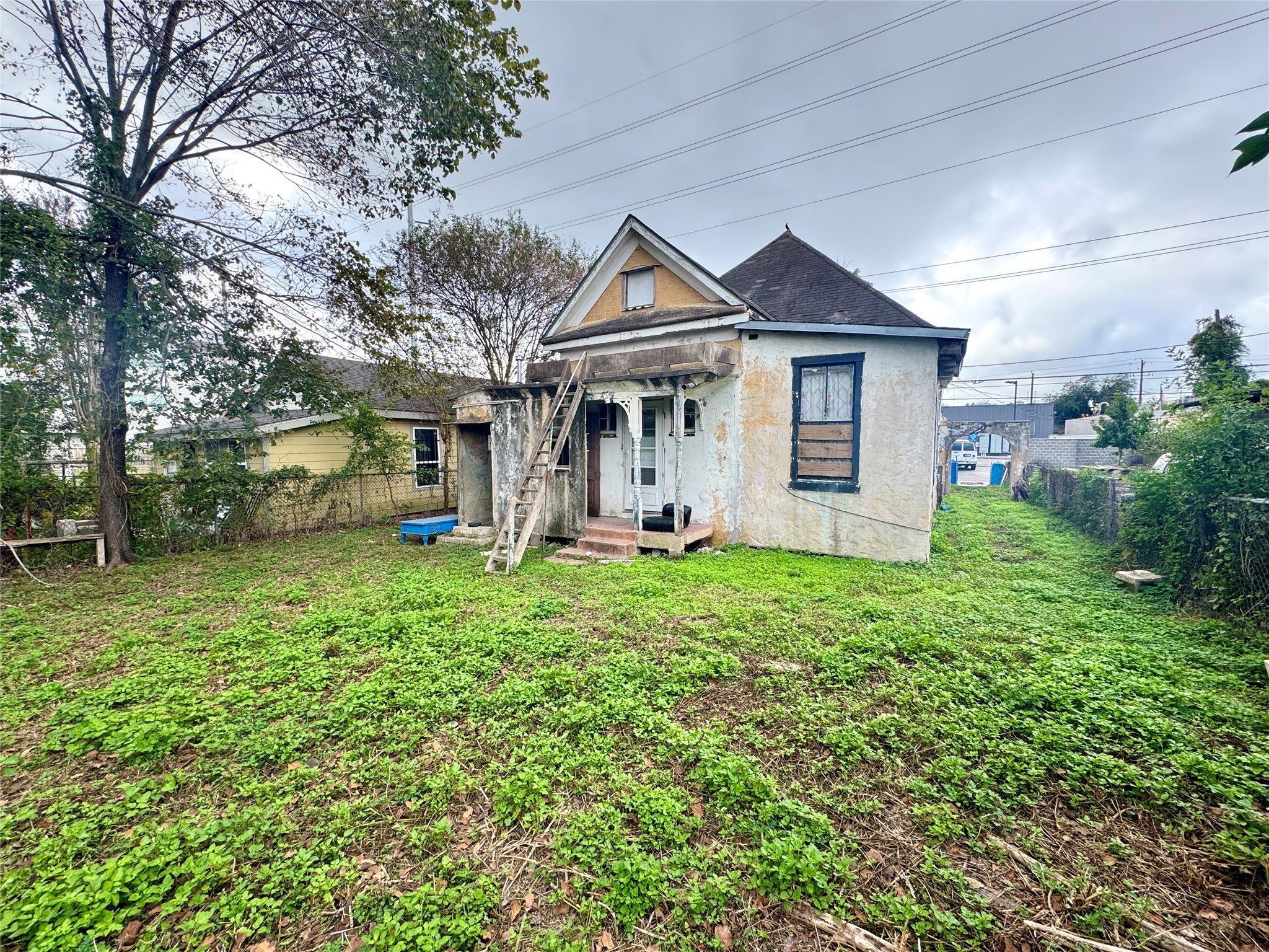 2809 Engelke Street Houston, TX 77003 - Photo 9 of 17 front view of a house with a yard