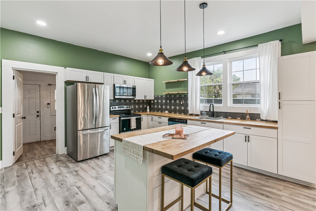 1009 K Street Brunswick, GA 31520 - Photo 9 of 23 Kitchen