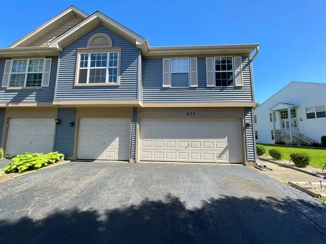 $3,300 | 433 Gloria Lane, Unit 433, Oswego, IL 60543