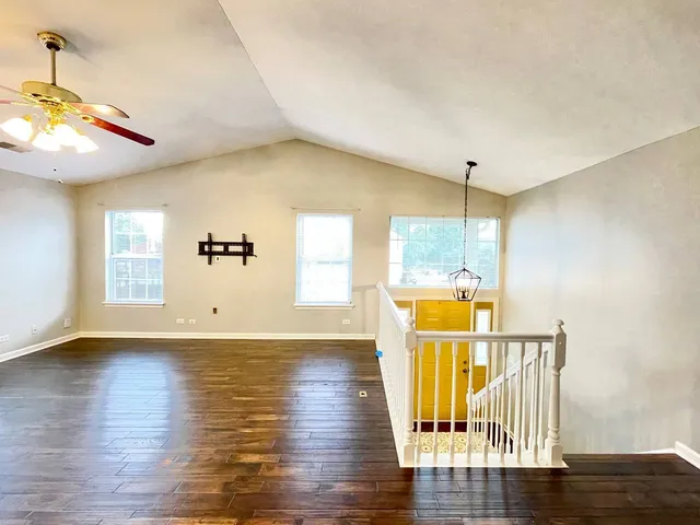 $3,300 | 433 Gloria Lane, Unit 433, Oswego, IL 60543