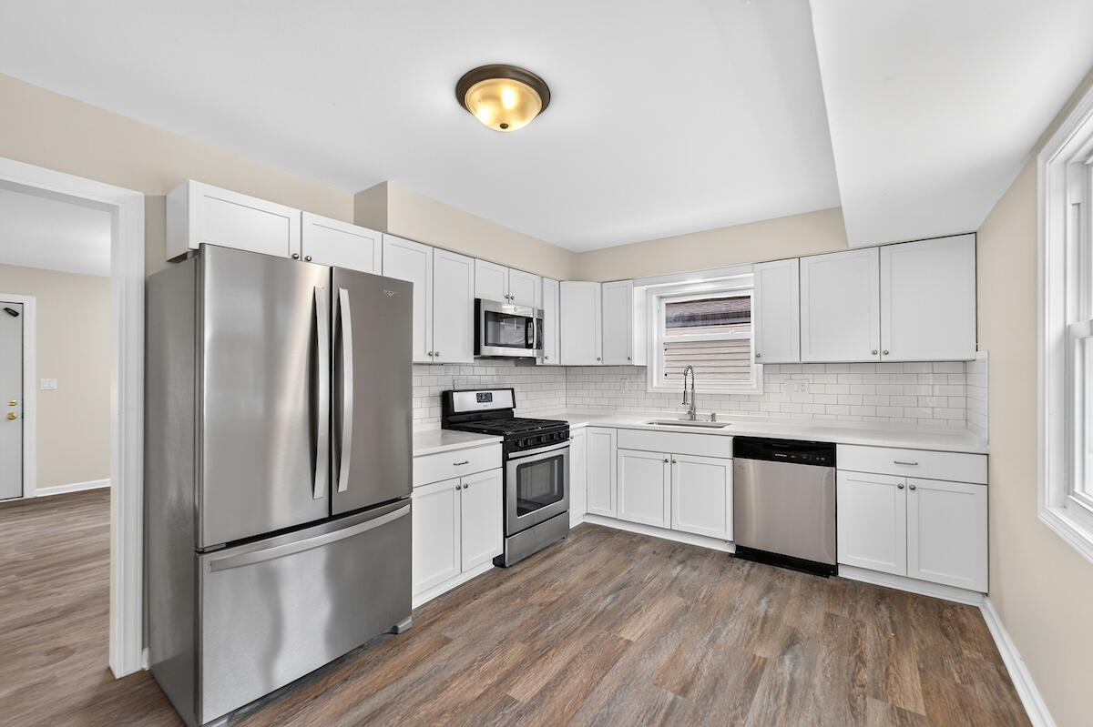 2702 Loraine Avenue Racine, WI 53404 - Photo 6 of 18 DSC06401
