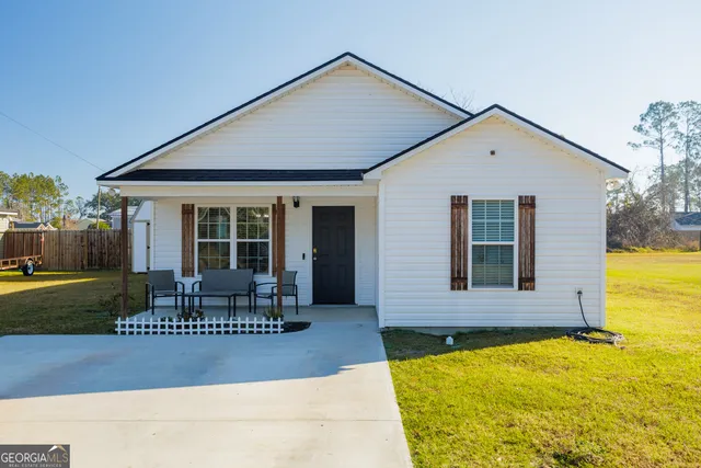 a view of a house with backyard and garden