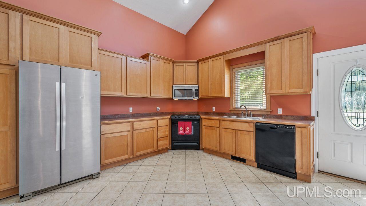 5404 18th Road Escanaba, MI 49829 - Photo 12 of 28