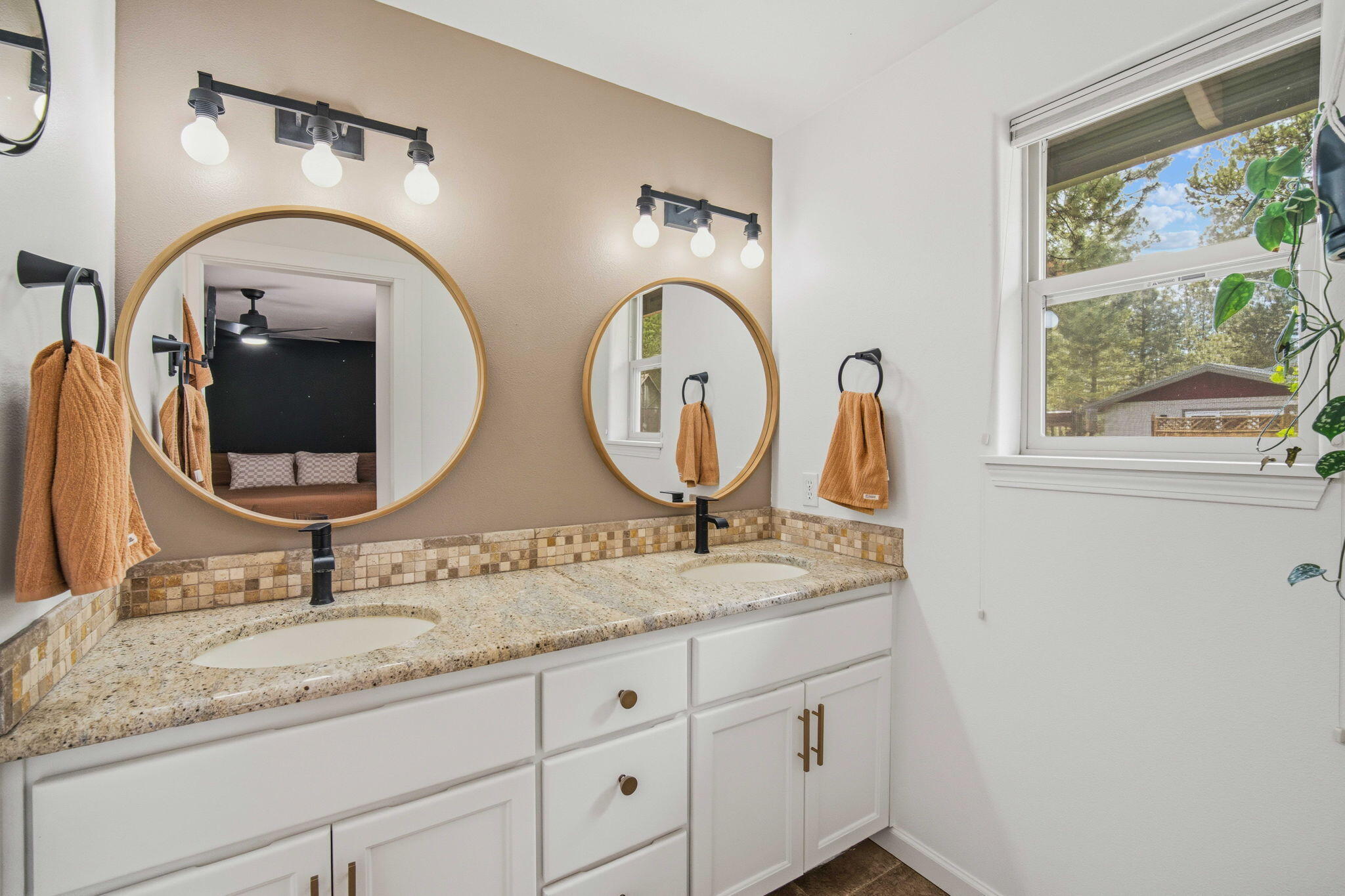 55965 Blue Eagle Road Bend, OR 97707 - Photo 21 of 44 Primary bathroom