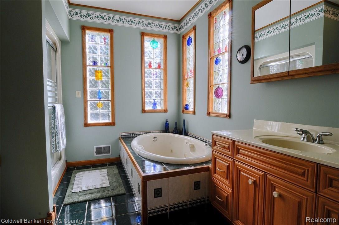 276 Gulley Road Howell, MI 48843 - Photo 20 of 35 34 Master_Bathroom.jpg
