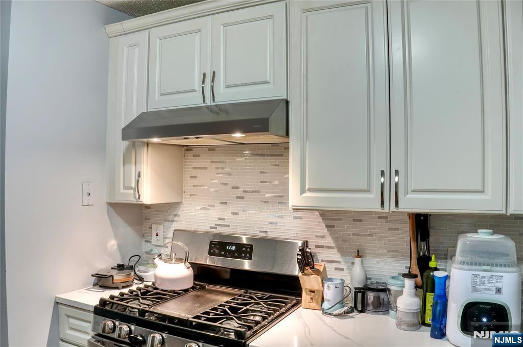 388 Poets Way Mahwah, NJ 07430 - Photo 6 of 30