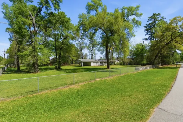 $575,000 | 2424 Meadow Road, Conroe, TX 77384