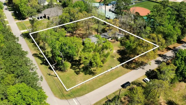 $575,000 | 2424 Meadow Road, Conroe, TX 77384