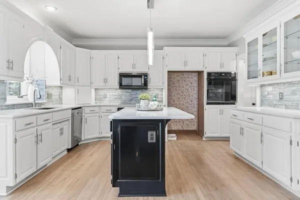 $900,000 | 9305 West 139th Street, Overland Park, KS 66221