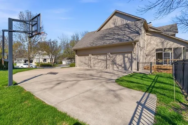 $900,000 | 9305 West 139th Street, Overland Park, KS 66221
