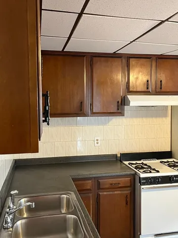 $1,400 | 240 Third Street, Unit 2W, Fall River, MA 02721