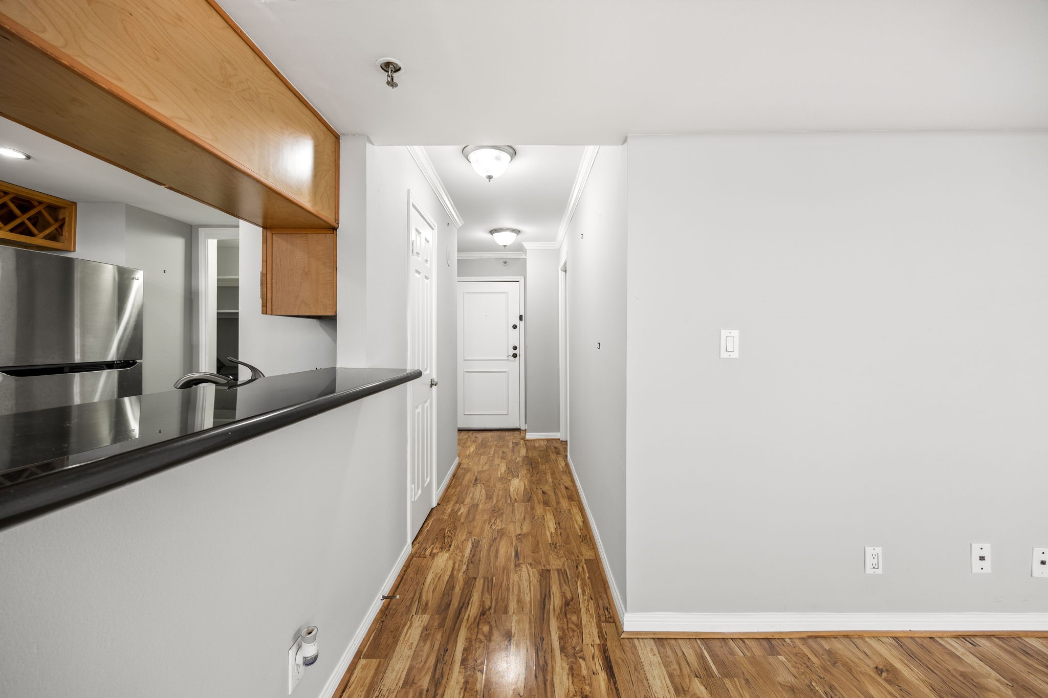 3525 Sage Road, Unit 1409 Houston, TX 77056 - Photo 15 of 45 a view of a hallway with wooden floor and staircase