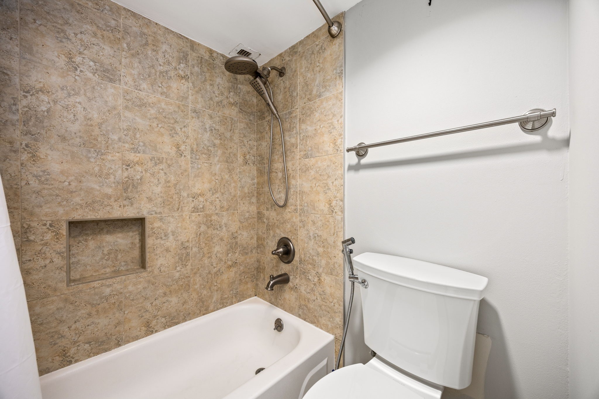 3525 Sage Road, Unit 1409 Houston, TX 77056 - Photo 40 of 45 a bathroom with a toilet and a bathtub