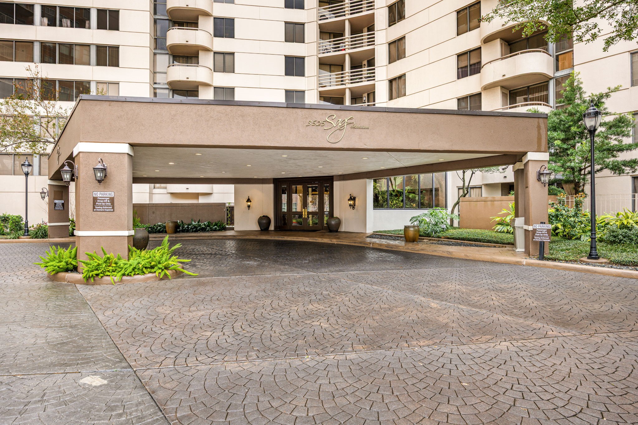 3525 Sage Road, Unit 1409 Houston, TX 77056 - Photo 5 of 45 a view of a building with a garden