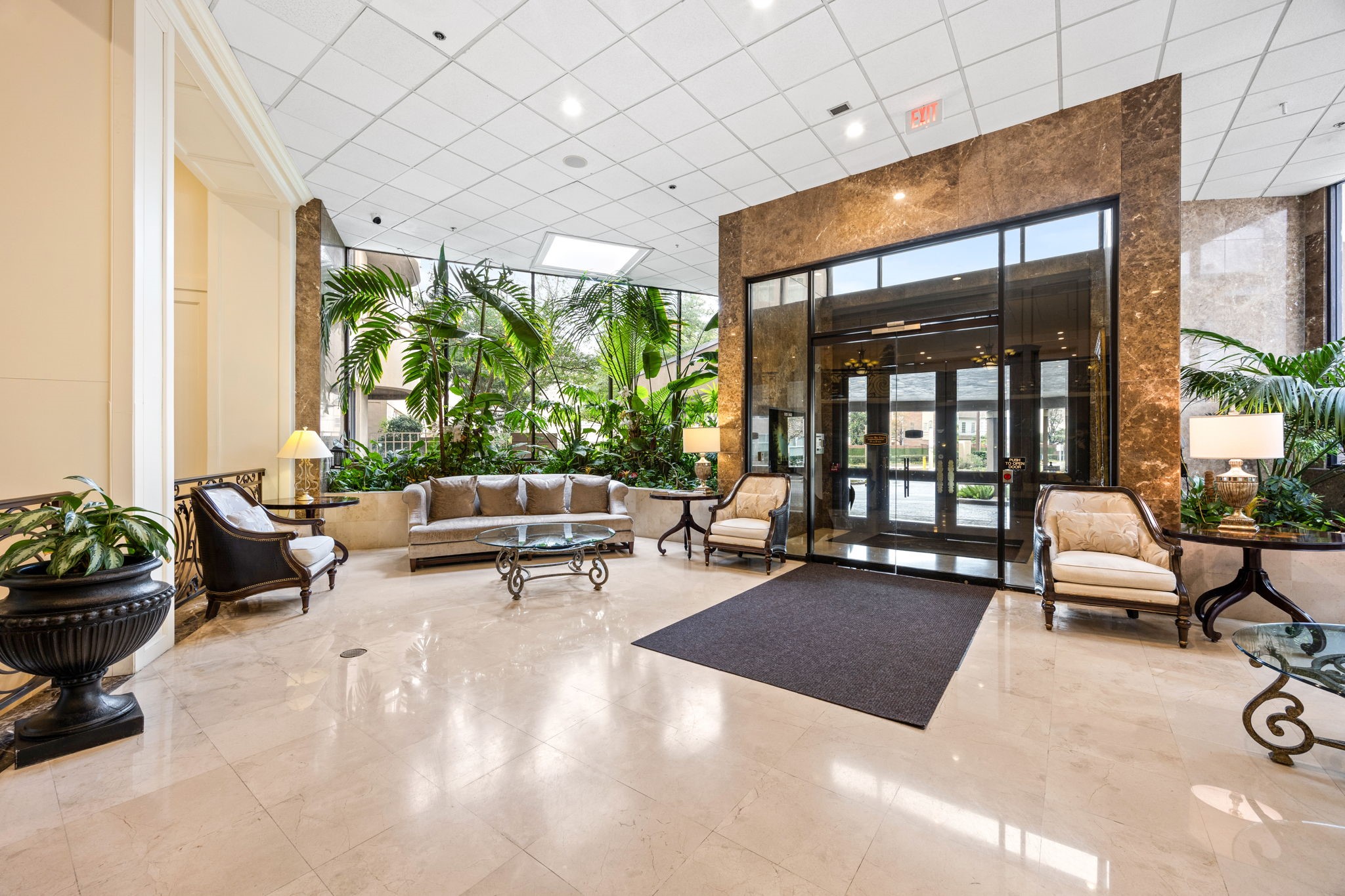3525 Sage Road, Unit 1409 Houston, TX 77056 - Photo 8 of 45 a living room with furniture and a potted plant