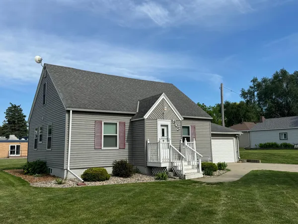 $179,900 | 405 North 11th Street, Olivia, MN 56277