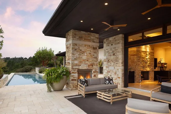 a view of entryway with window