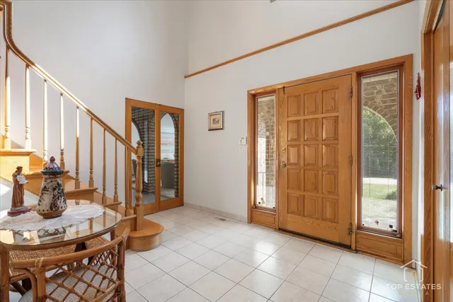 a view of an entryway with livingroom