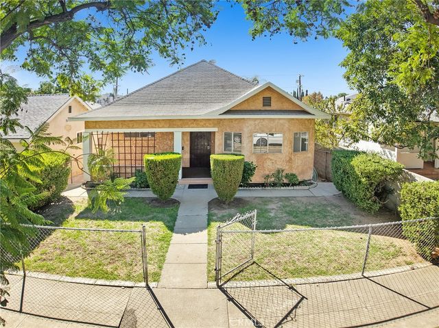a front view of house with yard